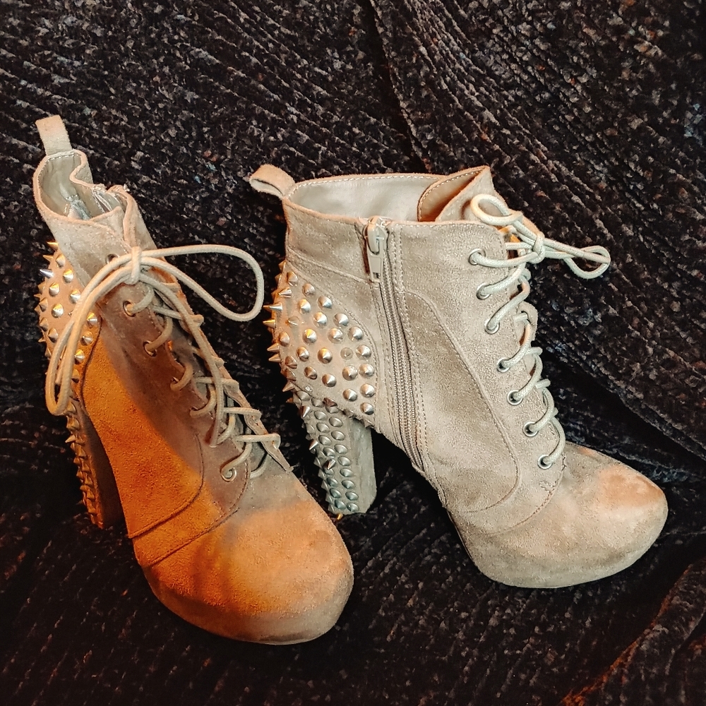 Spiked boots with heel